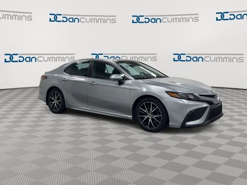 Used 2022 Toyota Camry SE image 2