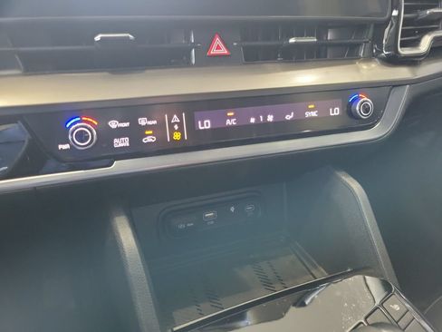 Used 2025 Kia Sportage EX FWD image 25