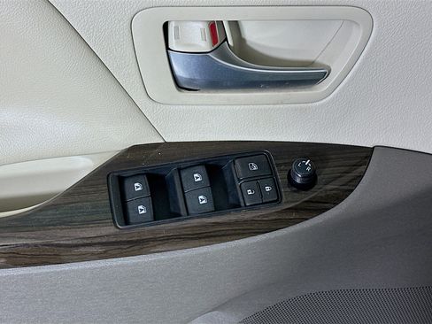 Used 2020 Toyota Sienna XLE FWD image 14