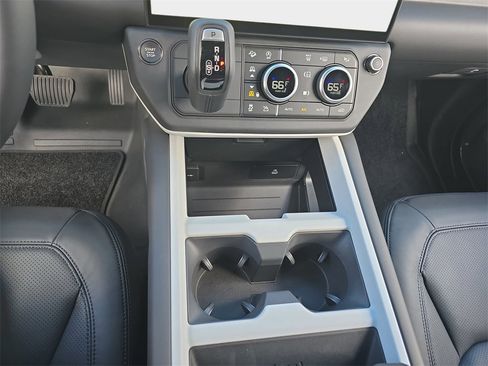 New 2026 Land Rover Defender 110 X-Dynamic SE image 25