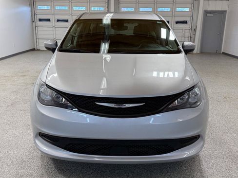 Used 2023 Chrysler Voyager LX FWD image 7