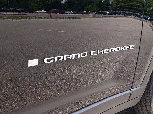 Used 2024 Jeep Grand Cherokee Limited AWD/4WD image 6