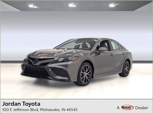 Used 2022 Toyota Camry SE image 1