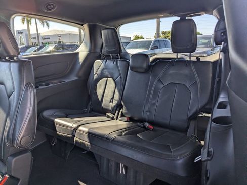 Used 2025 Chrysler Pacifica Select image 18