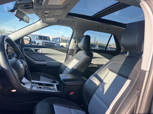 Used 2022 Ford Explorer XLT w/ Equipment Group 202A image 32