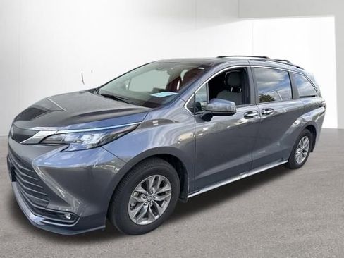 Used 2025 Toyota Sienna XLE w/ XLE Plus Package AWD/4WD image 2