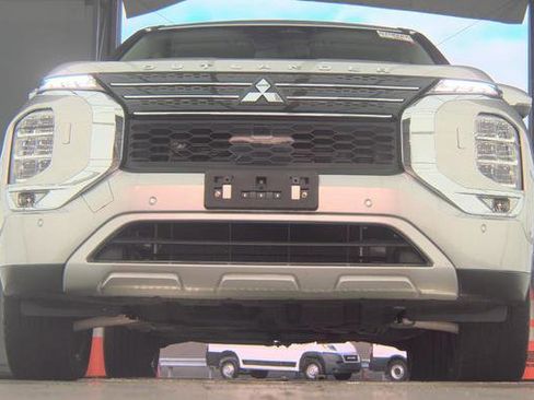 Used 2024 Mitsubishi Outlander SE image 4