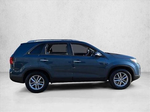 Used 2015 Kia Sorento LX image 4