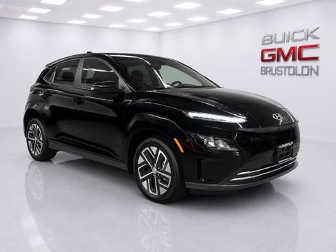 Used 2023 Hyundai Kona SE FWD image 2
