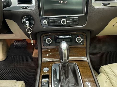 Used 2015 Volkswagen Touareg VR6 image 19