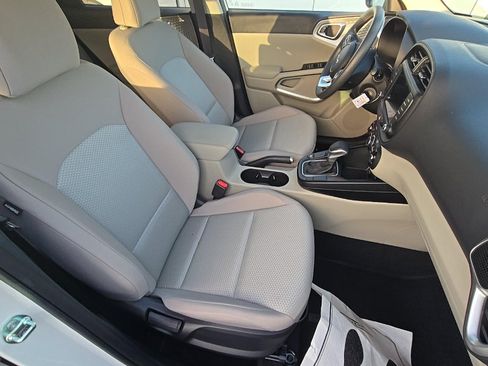 Used 2025 Kia Soul LX w/ LX Technology Package FWD image 9