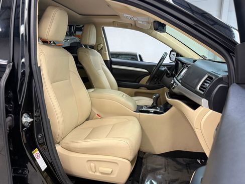 Used 2017 Toyota Highlander XLE image 28