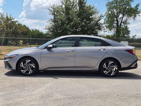 Used 2025 Hyundai Elantra Limited FWD image 3