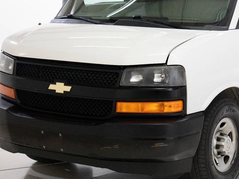 Used 2018 Chevrolet Express 3500 Extended w/ Driver Convenience Package RWD image 10
