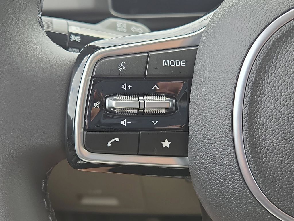 Certified 2025 Kia Carnival FWD image 31