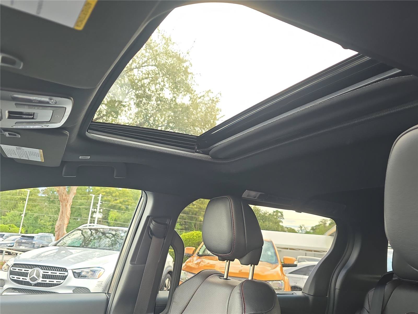 Used 2025 Toyota Sienna XSE w/ XSE Premium Package FWD image 25