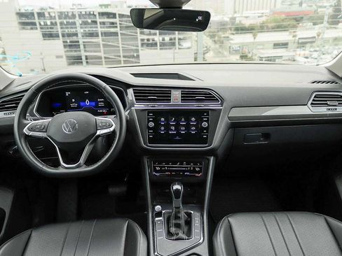 Used 2022 Volkswagen Tiguan SE FWD image 12