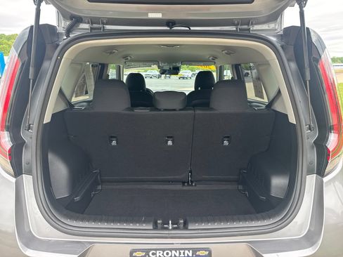 Used 2025 Kia Soul LX w/ LX Technology Package FWD image 12