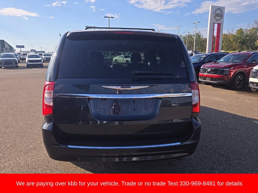 Used 2013 Chrysler Town & Country Touring FWD image 6