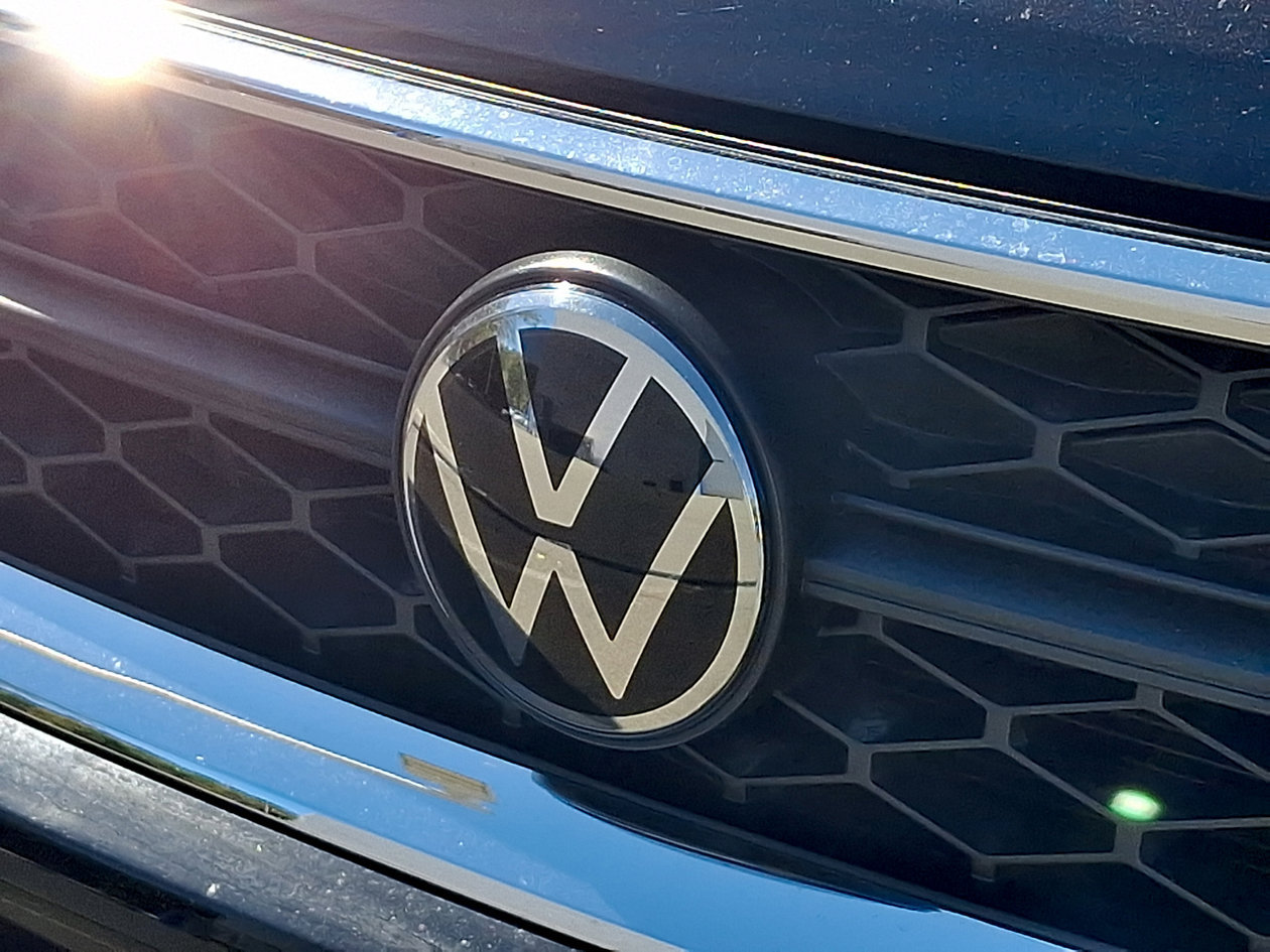 Certified 2023 Volkswagen Taos SE w/ Panoramic Sunroof Package FWD image 3