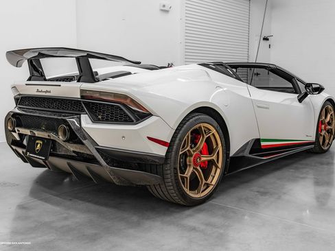 Used 2019 Lamborghini Huracan Performante AWD/4WD image 21