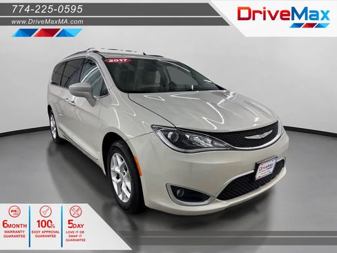 Used 2017 Chrysler Pacifica Touring-L w/ Tire & Wheel Group FWD image 1