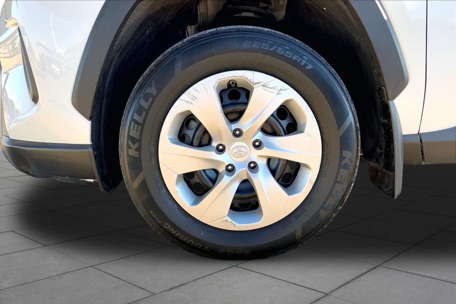 Used 2021 Toyota RAV4 LE FWD image 10