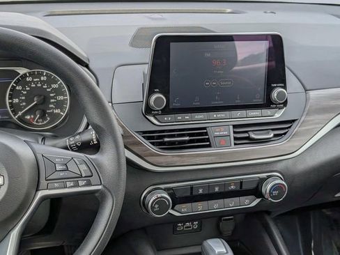 Used 2025 Nissan Altima 2.5 SV image 19