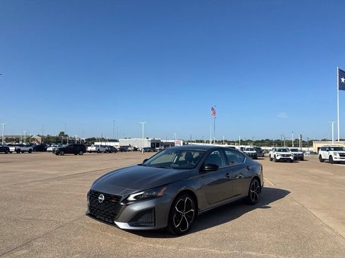 Certified 2024 Nissan Altima 2.5 SR FWD image 9