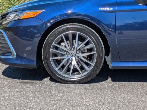 Used 2021 Toyota Camry XLE w/ Navigation Upgrade Package image 10