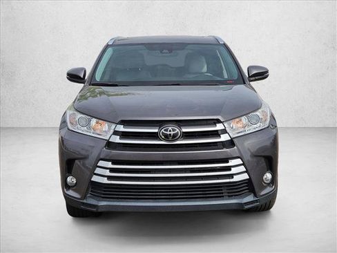 Used 2017 Toyota Highlander XLE image 2