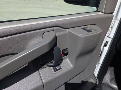Used 2020 Chevrolet Express 3500 w/ Driver Convenience Package RWD image 9