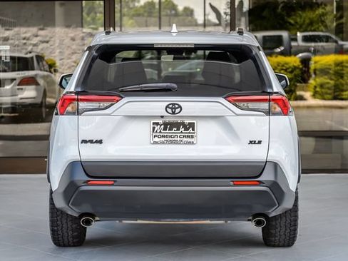 Used 2021 Toyota RAV4 XLE w/ Convenience Package FWD image 8
