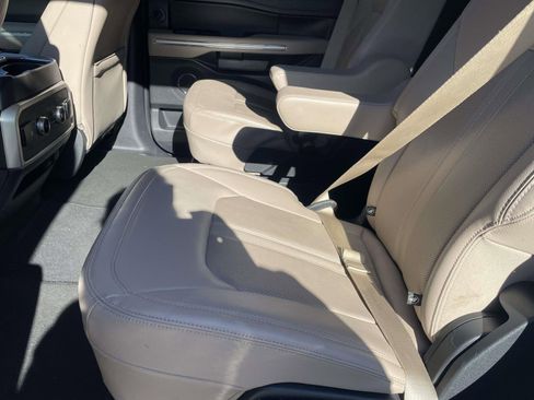 Used 2023 Ford Expedition Limited image 11