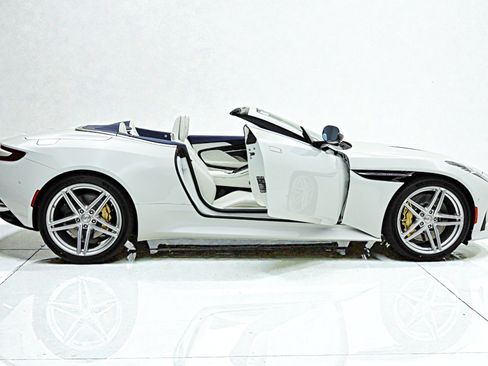 Used 2026 Aston Martin DB12 Convertible RWD image 15