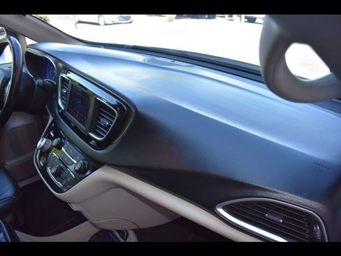 Used 2019 Chrysler Pacifica Touring-L image 37