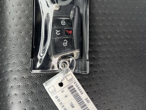 Used 2018 Volkswagen Tiguan SE image 38