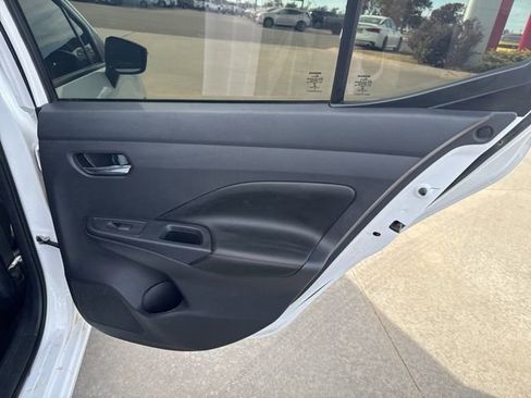 Used 2022 Nissan Versa SR image 13
