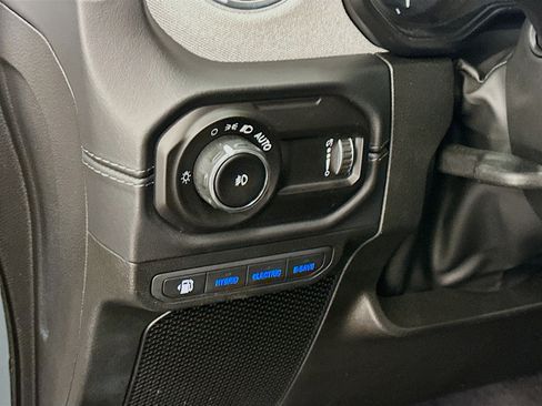 Used 2025 Jeep Wrangler Sahara image 17