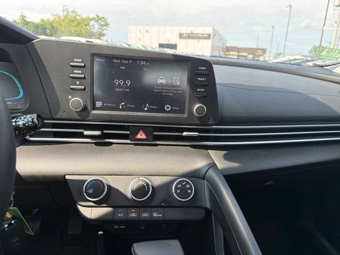 Certified 2025 Hyundai Elantra SE FWD image 19