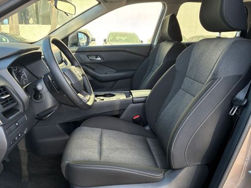 Used 2025 Nissan Rogue SV image 29