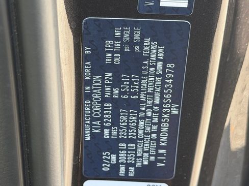 Used 2025 Kia Carnival FWD image 36
