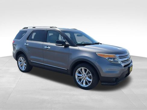 Used 2014 Ford Explorer XLT w/ Equipment Group 202A AWD/4WD image 8