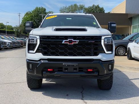 Used 2024 Chevrolet Silverado 2500 ZR2 w/ Technology Package AWD/4WD image 2