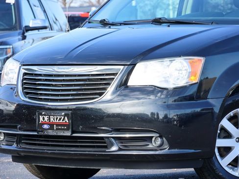 Used 2014 Chrysler Town & Country Touring FWD image 13