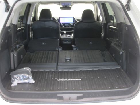 Used 2023 Toyota Highlander Platinum image 25