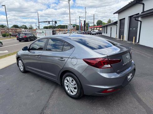 Used 2019 Hyundai Elantra SE w/ Cargo Package FWD image 3