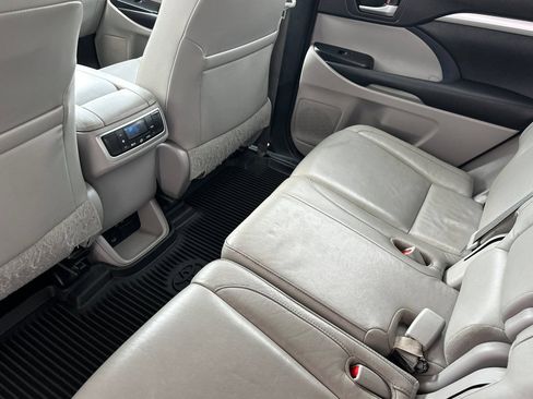 Used 2017 Toyota Highlander XLE AWD/4WD image 9