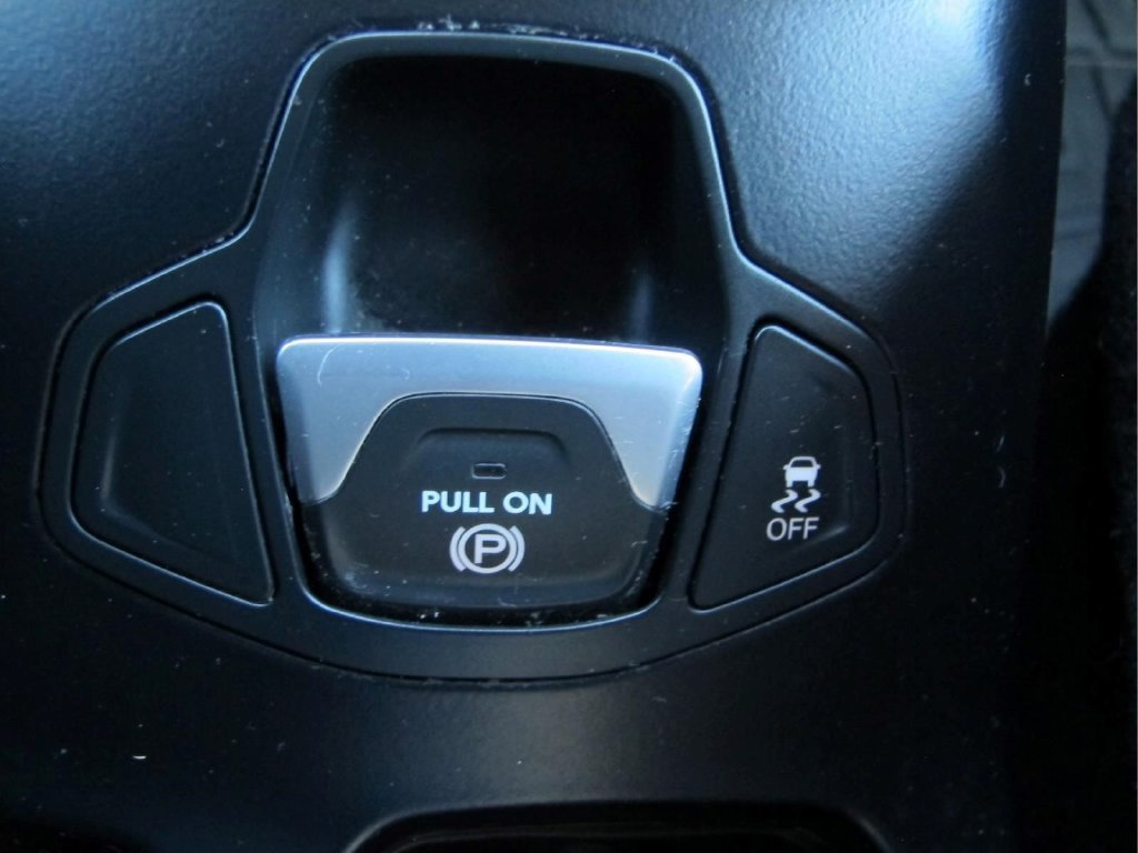 Used 2020 Jeep Renegade Latitude AWD/4WD image 14
