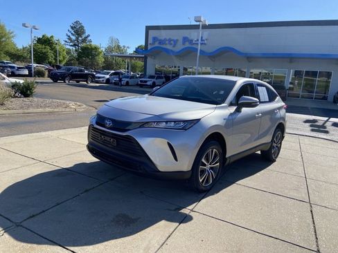 Used 2021 Toyota Venza LE image 4